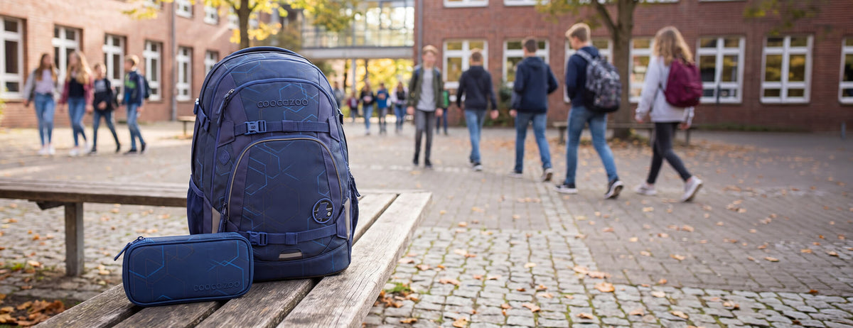 Schulrucksack Coocazoo MATE mit passendem Mäppchen auf einem Schulhof